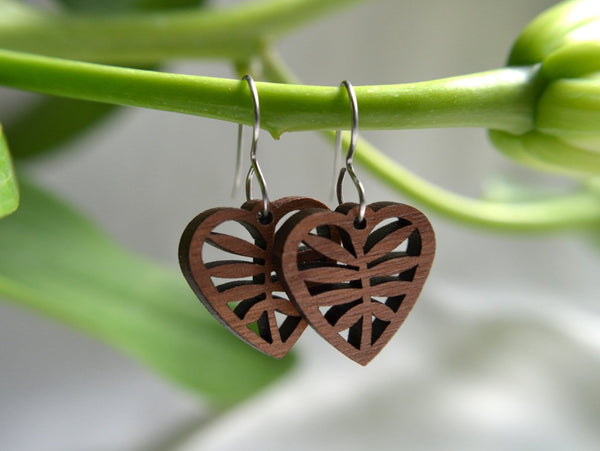 Boucles d'oreilles coeur en bois de cerisier - Inspirées de l'ornementation architecturale