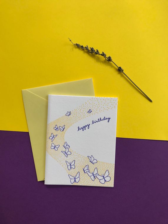 Cumpleaños Mariposas en Vuelo Letterpress Card - Hecho sin electricidad ni papel, sostenible