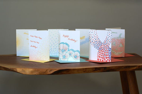 Tarjeta de tipografía de amapolas de cumpleaños - hecha sin electricidad ni papel, sostenible