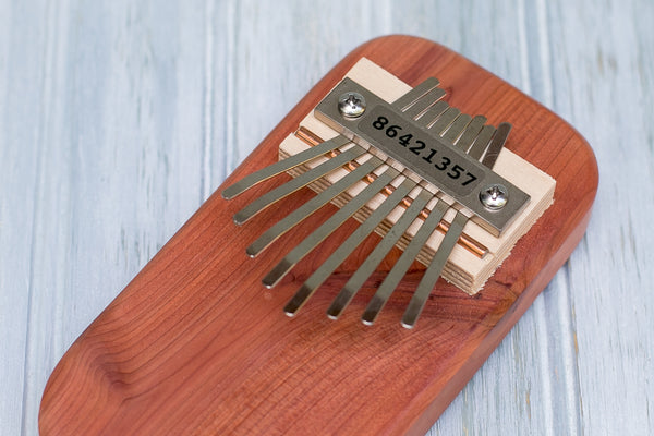 Piano de pulgar de cedro hecho a mano: ¡fácil de tocar y hermoso a la vista!