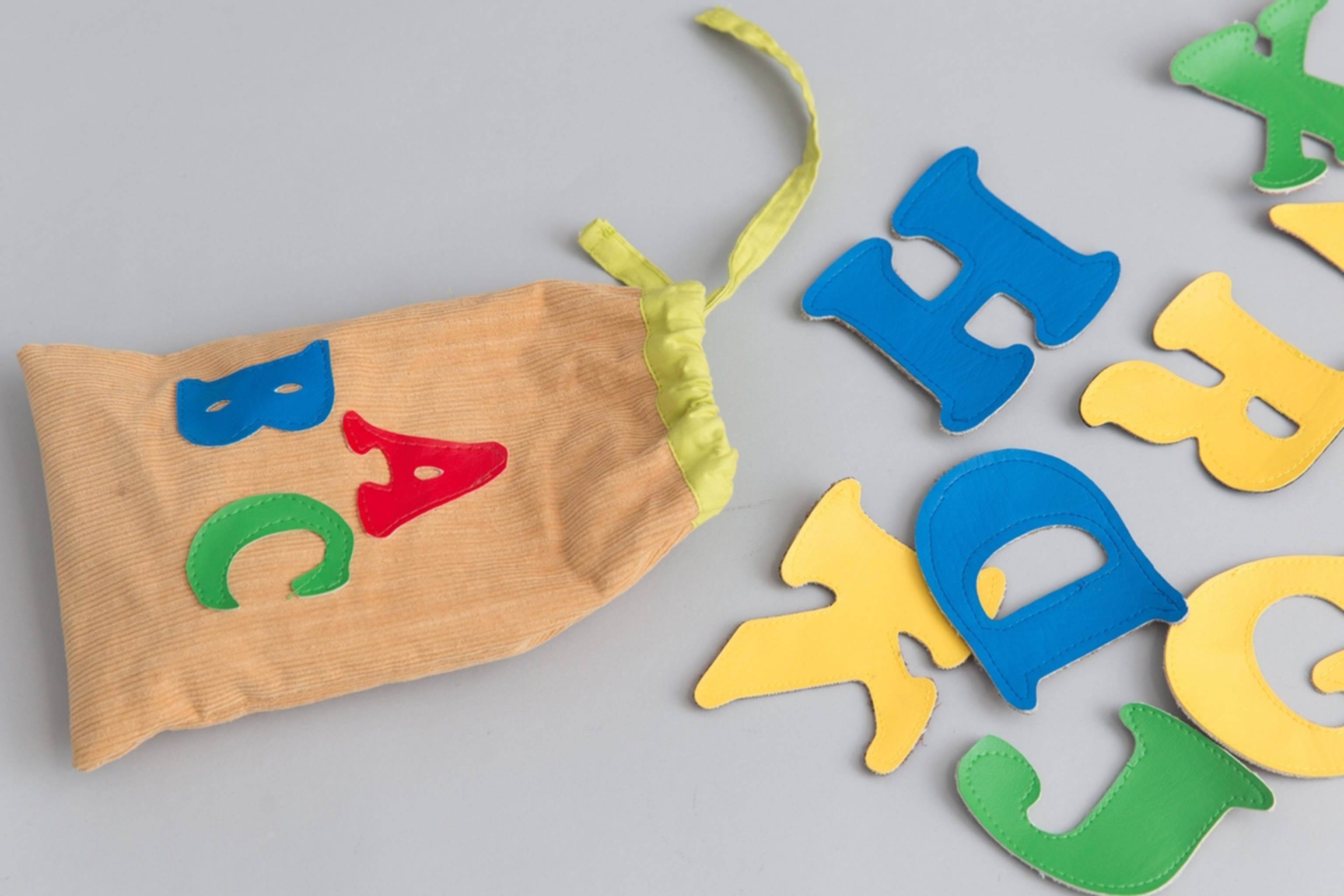 Kickstart your child’s language learning with the English Alphabet Bag! This set includes all 26 letters, and is a stimulating way to begin a child’s journey into reading and writing.