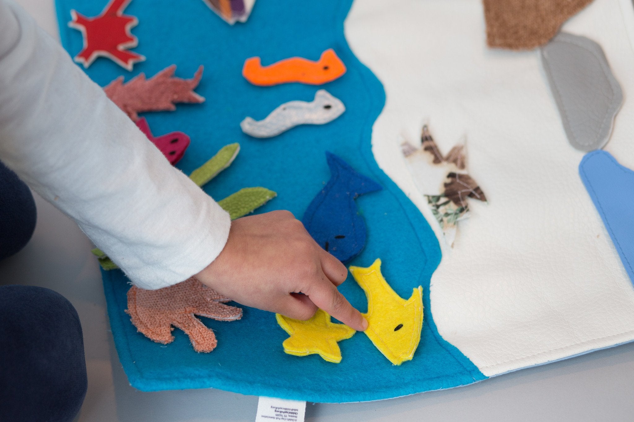 Dive deeper into educational playtime with the Sea Habitat Storyboard! This toy has everything to please your little marine biologist. This includes various sea creature, habitat, and nature pieces. Increase your child’s creativity and imaginative play with this set.